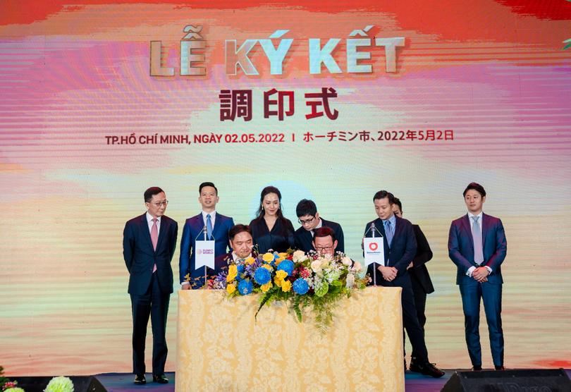 Bà Trương Huệ Vân - Tổng Giám đốc Tập đoàn Vạn Thịnh Phát và các đại diện chứng kiến lễ ký kết hợp tác chiến lược giữa Sunny World và Daiwa House (Nhật Bản)