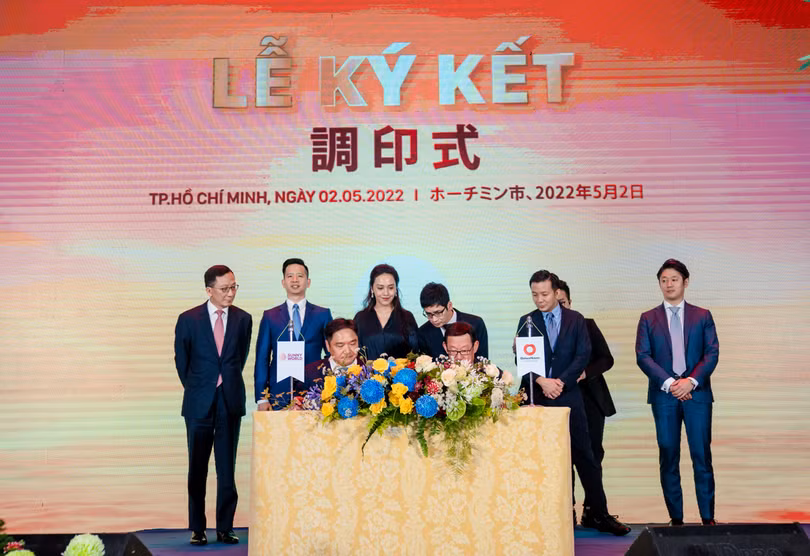Bà Trương Huệ Vân - Tổng Giám đốc Tập đoàn Vạn Thịnh Phát và các đại diện chứng kiến lễ ký kết hợp tác chiến lược giữa Sunny World và Daiwa House (Nhật Bản) Bà Trương Huệ Vân - Tổng Giám đốc Tập đoàn Vạn Thịnh Phát và các đại diện chứng kiến lễ ký kết hợp tác chiến lược giữa Sunny World và Daiwa House (Nhật Bản)