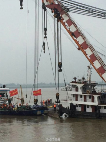 Tàu chìmsẽ được lật ngược bằng các cần cẩu lớn. Ảnh: Shanghai Daily