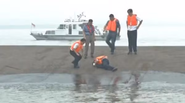 Tàu chở hơn 450 người chìm ở Trung Quốc ảnh 26