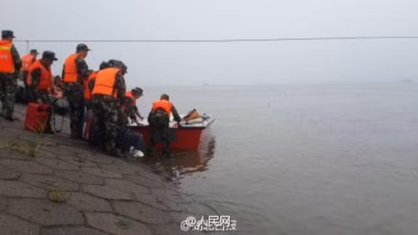 Tàu chở hơn 450 người chìm ở Trung Quốc ảnh 39