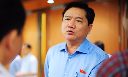 Bộ trưởng Đinh La Thăng bên hành lang Quốc hội. Ảnh:Giang Huy