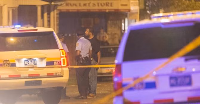 Cảnh sát điều tra tại hiện trường vụ nổ súng ở Philadelphia.