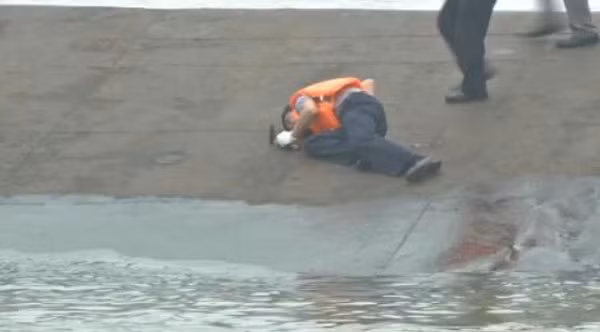 Tàu chở hơn 450 người chìm ở Trung Quốc ảnh 28