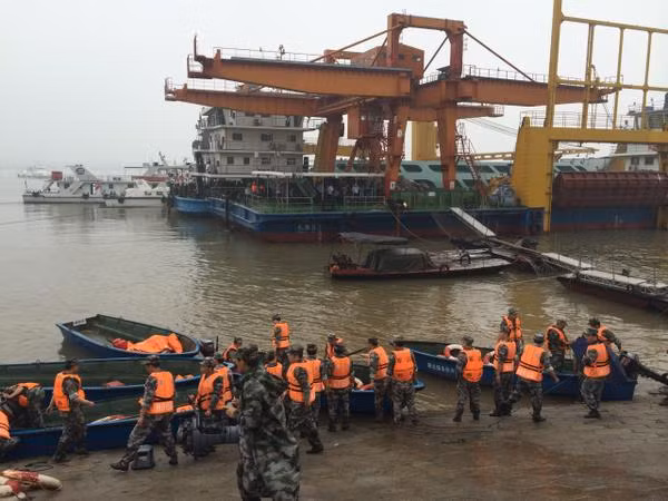 Tàu chở hơn 450 người chìm ở Trung Quốc ảnh 42