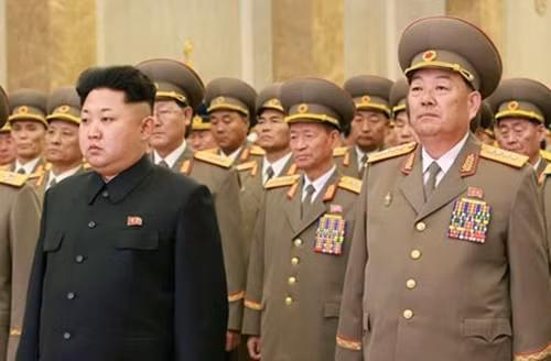 Lãnh đạo Triều Tiên Kim Jong-un (trái) và Bộ trưởng Quốc phòng Hyon Yong-chol tại một sự kiện hôm 16/2 ở Bình Nhưỡng. Ảnh: CFP