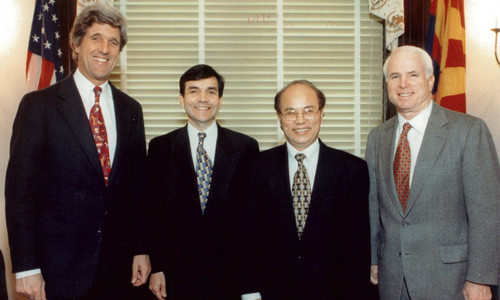 Ông Lê Văng Bàng, cùng Thượng nghị sĩ John Kerry (bìa trái), hiện là ngoại trưởng Mỹ, và Thượng Nghị sĩ John McCain, ngoài cùng bên phải, trong lễ khai trương các dự án của Cơ quan Đầu tư tư nhân hải ngoại (OPIC) tại Việt Nam, tháng 3/1998. Ảnh: NVCC