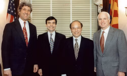 Ông Lê Văng Bàng, cùng Thượng nghị sĩ John Kerry (bìa trái), hiện là ngoại trưởng Mỹ, và Thượng Nghị sĩ John McCain, ngoài cùng bên phải, trong lễ khai trương các dự án của Cơ quan Đầu tư tư nhân hải ngoại (OPIC) tại Việt Nam, tháng 3/1998. Ảnh: NVCC