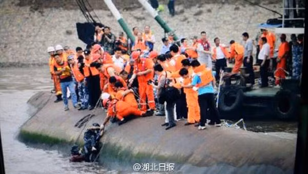 Tàu chở hơn 450 người chìm ở Trung Quốc ảnh 7