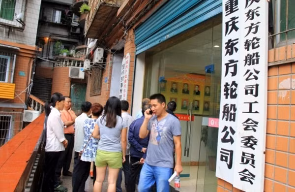 Tàu chở hơn 450 người chìm ở Trung Quốc ảnh 22