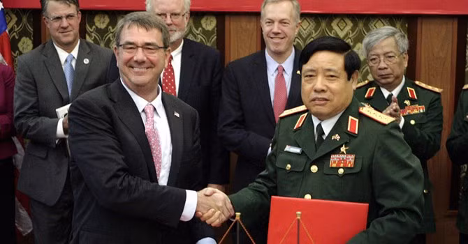Bộ trưởng Quốc phòng Mỹ bắt tay người đồng cấp Việt Nam, Bộ trưởng Phùng Quang Thanh sau cuộc hội đàm tại Hà Nội. Ảnh AP Photo/ Tran Van Minh