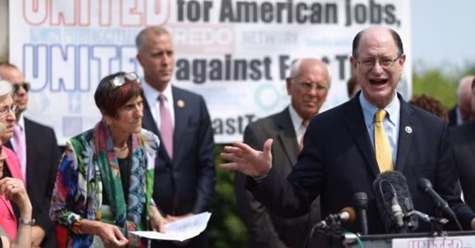 Dân biểu Mỹ Brad Sherman và các thành viên Quốc hội thuộc đảng Dân chủ tổ chức họp báo để phản đối thỏa thuận thương mại TPP. Ảnh AFP