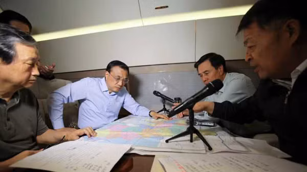 Tàu chở hơn 450 người chìm ở Trung Quốc ảnh 43