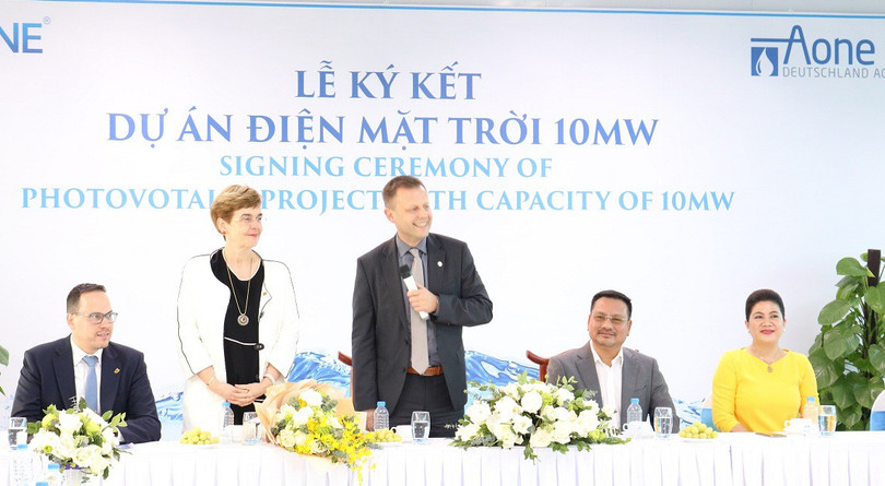 Ông Lê Toàn và bà Đỗ Thị Kim Liên (bên tay phải) tại một sự kiện (Ảnh: Internet)