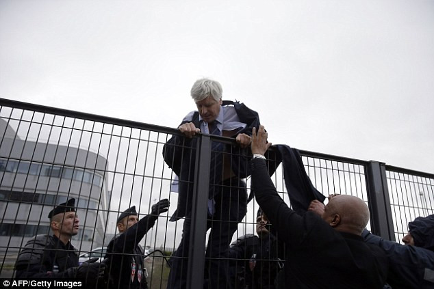 và phải trèo rào để thoát khỏi đám đông giận dữ