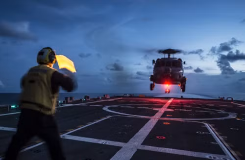 Một trực thăng hải quân Mỹ hạ cánh trên tàu USS Fort Worth tuần tra trên Biển Đông. Ảnh: US Navy