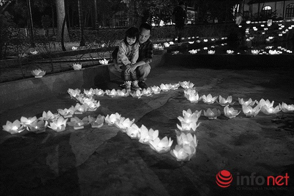 Người dân thả hoa đăng tri ân Đại tướng Võ Nguyên Giáp ảnh 2