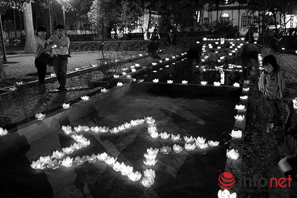 Người dân thả hoa đăng tri ân Đại tướng Võ Nguyên Giáp ảnh 1