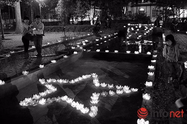 Người dân thả hoa đăng tri ân Đại tướng Võ Nguyên Giáp ảnh 1