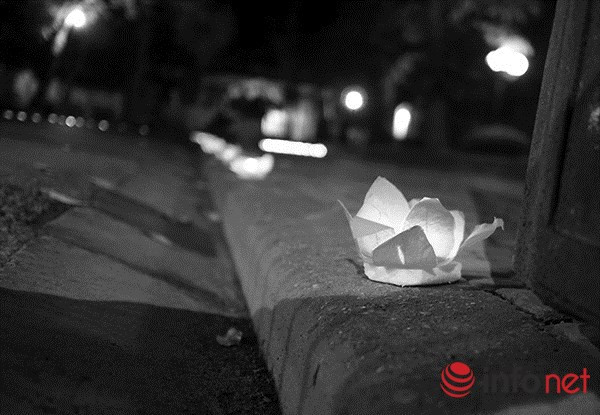 Người dân thả hoa đăng tri ân Đại tướng Võ Nguyên Giáp ảnh 9