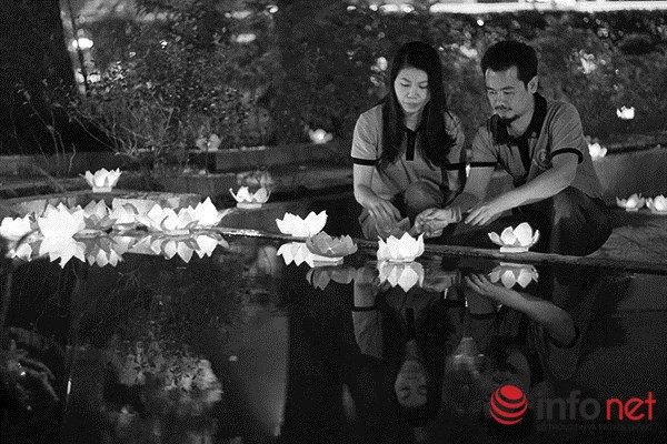 Người dân thả hoa đăng tri ân Đại tướng Võ Nguyên Giáp ảnh 7