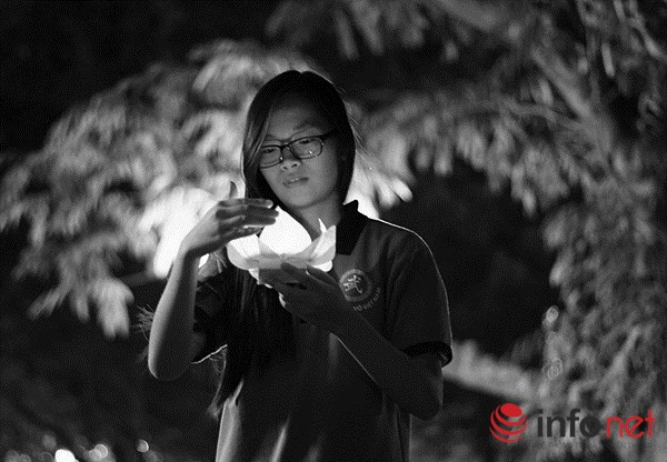 Người dân thả hoa đăng tri ân Đại tướng Võ Nguyên Giáp ảnh 8