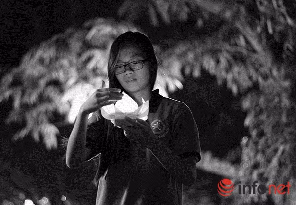 Người dân thả hoa đăng tri ân Đại tướng Võ Nguyên Giáp ảnh 8