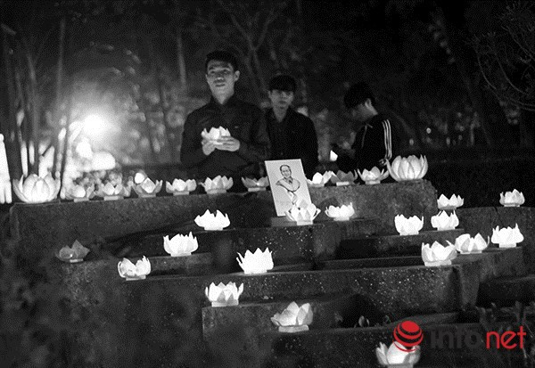 Người dân thả hoa đăng tri ân Đại tướng Võ Nguyên Giáp ảnh 4