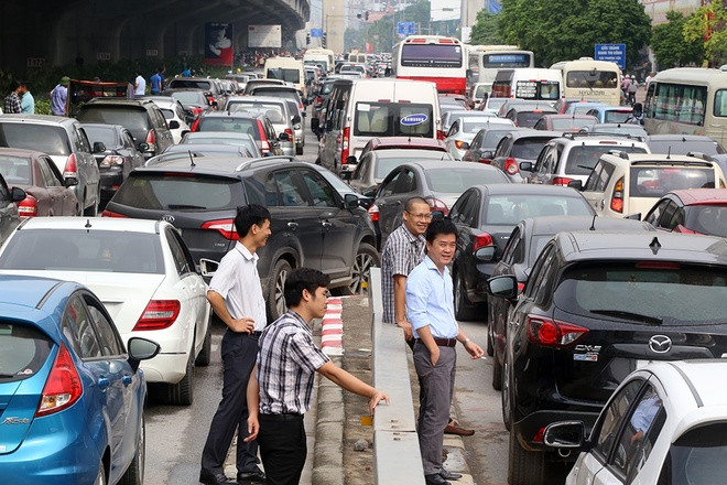 Tắc đường suốt 2 giờ tại tuyến đường vành đai 3 khiến nhiều tài xế sốt ruột, rủ nhau rời khỏi xe ra ngoài tán gẫu. ảnh: VnE