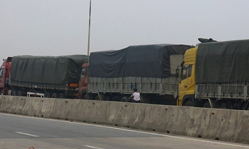 Đoàn 10 xe quá tảichở kính bị tạm giữ tại Hà Tĩnh. Ảnh: Báo giao thông