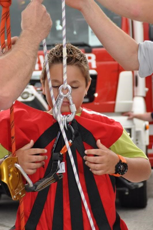 Lo cháy chung cư: Ồ ạt mua áo thoát hiểm, mặt nạ cản khói ảnh 2