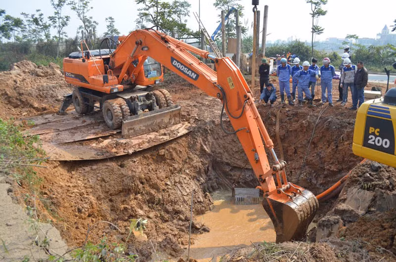 Hiện trường đường ống cấp nước sông Đà ở một lần vỡ trước đây - Ảnh tư liệu
