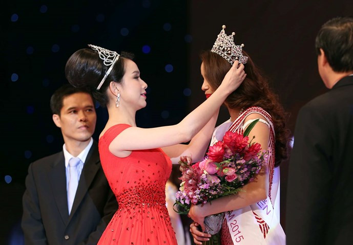 Hoa hậu hoàn vũ Việt Nam đăng quang giữa bão scandal ảnh 6 Hoa hậu Phạm Hương: 'Tôi đủ mạnh mẽ để vượt qua scandal' - ảnh 5