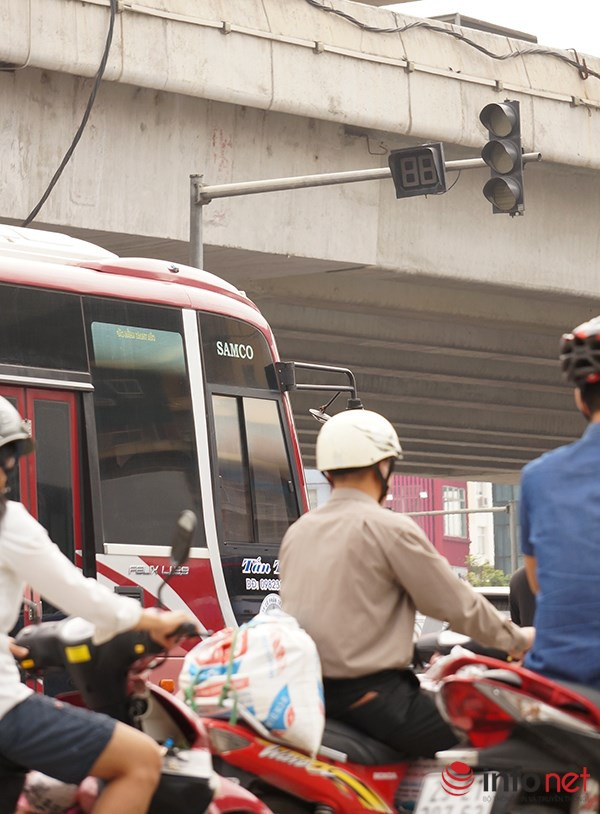 Hà Nội: Nhiều tuyến đường tê liệt suốt sáng vì ùn tắc ảnh 12