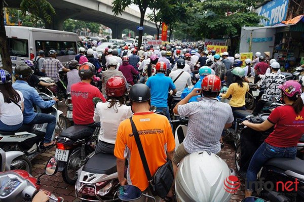 Hà Nội: Nhiều tuyến đường tê liệt suốt sáng vì ùn tắc ảnh 4