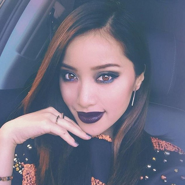 Nữ triệu phú trẻ thường chia sẻ các kỹ năng trang điểm mới trên Instagram