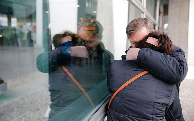 Người thân nạn nhân đau buồn khi nghe tin dữ - Ảnh: TL