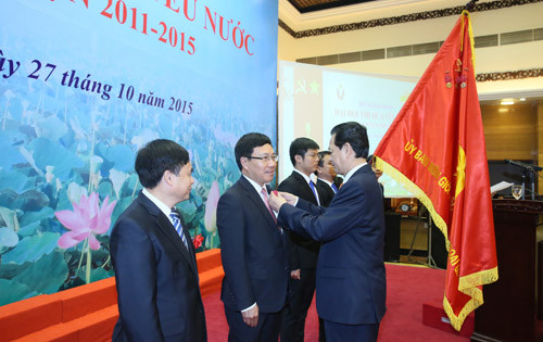 Thủ tướng, phải,trao Huân chương Lao động hạng nhất cho Phó thủ tướng, Bộ trưởng Ngoại giao Phạm Bình Minh, thứ hai từ trái sang. Ảnh: Nguyễn Chung Thủ tướng, phải,trao Huân chương Lao động hạng nhất cho Phó thủ tướng, Bộ trưởng Ngoại giao Phạm Bình Minh, thứ hai từ trái sang. Ảnh: Nguyễn Chung