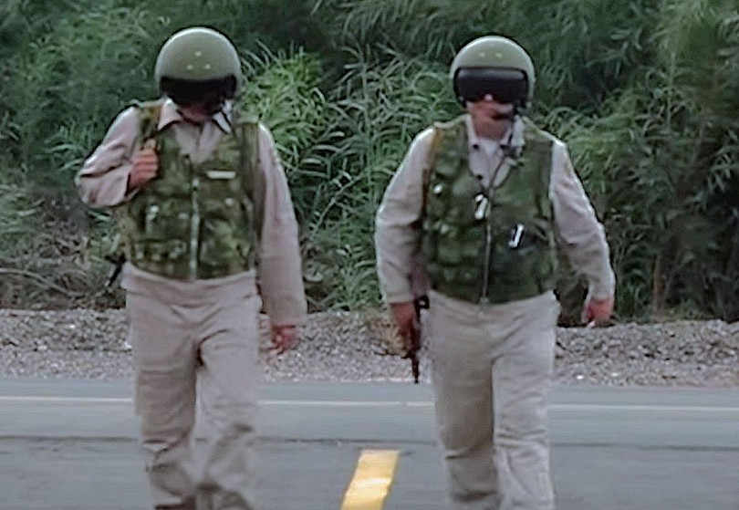 Mỗi khi xuất trận, các phi công Nga luôn đem theo bên mình một khẩu AK