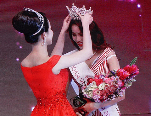 Hoa hậu hoàn vũ Việt Nam đăng quang giữa bão scandal ảnh 1 Hoa hậu hoàn vũ Việt Nam đăng quang giữa bão scandal ảnh 1