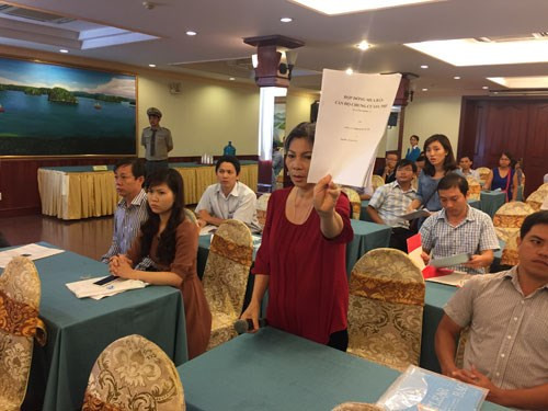 Một khách hàng đưa ra bằng chứng cho thấy một căn hộ bán cho 5 người