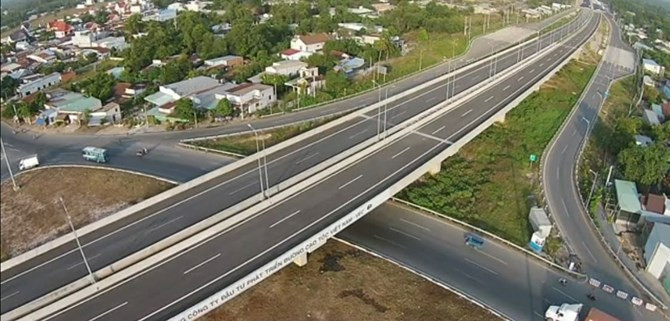 Ngày 8/2/2015, Thủ tướng Nguyễn Tấn Dũng cắt băng chính thức thông xe, đưa vào khai thác tuyến đường. Đường cao tốc TP.HCM - Long Thành - Dầu Giây là tuyến đường bộ cao tốc nằm trên tuyến đường bộ cao tốc phía Đông thuộc quy hoạch mạng lưới đường bộ cao tốc Việt Nam từ TPHCM nối QL51 và QL1A. 