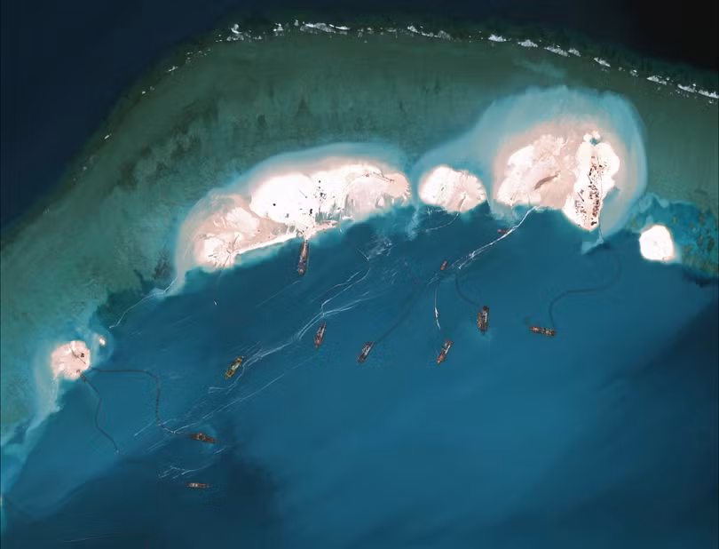 Đá Vành Khăn chiếm năm 1995 đang được Trung Quốc ồ ạt bồi đắp, xây dựng ảnh: IHS Janes