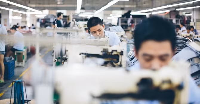 Mức lương bình quân hàng tháng tại Việt Nam là 197 USD vào năm 2013, thấp hơn 391 USD của Thái Lan và 613 USD của Trung Quốc. Ảnh: Bloomberg