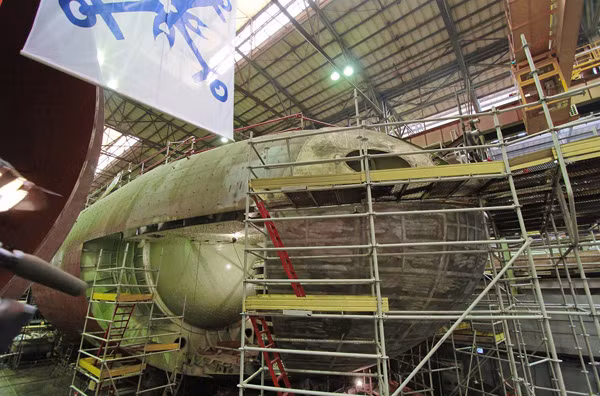 Tàu ngầm HQ-186 Khánh Hòa chuẩn bị hạ thủy, ngày 28.12.2014 - Ảnh: Nhà máy Admiralty