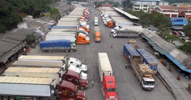 Xe chở nông sản đậu chật kín trong kho bãi của cửa khẩu Tân Thanh 