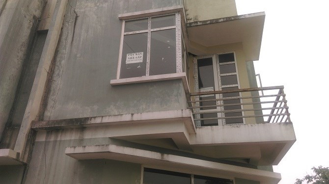 Hàng trăm ngôi biệt thự đã hoàn thiện nhưng không có người ở, các biển rao bán gấp dán khắp các nơi (trên tường nhà, cửa sổ, phun màu trên tường bao...)