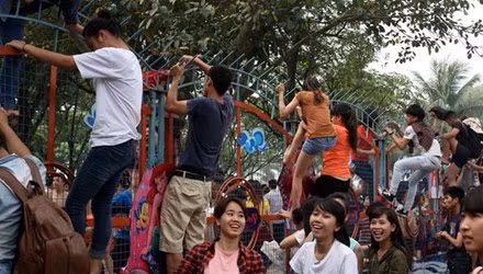 Cảnh hỗn loạn tại công viên nước ngày 19/4.