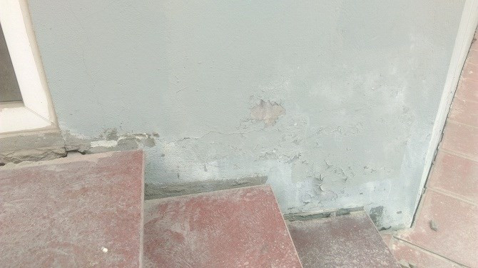 Các hạng mục xây dựng tại đây đều đã xuống cấp, tường bong tróc, nứt lớn ở các kẽ chân tường nhà... 