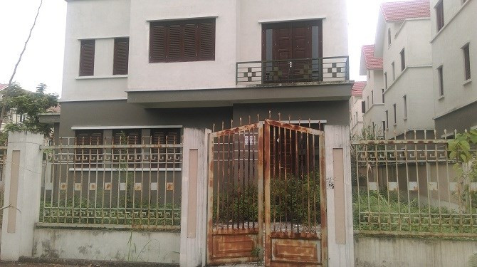 Biệt thự triệu đô làm nơi cho cỏ mọc lút đầu, cửa sắt hoen gỉ...